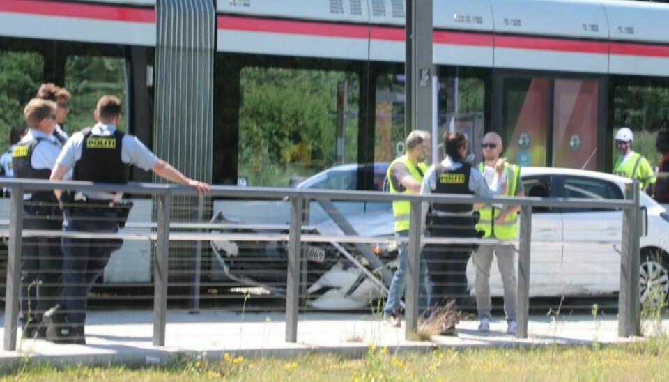 Et letbanetog og en personbil er stødt sammen i det nordlige Aarhus. Foto: Presse-fotos.dk.