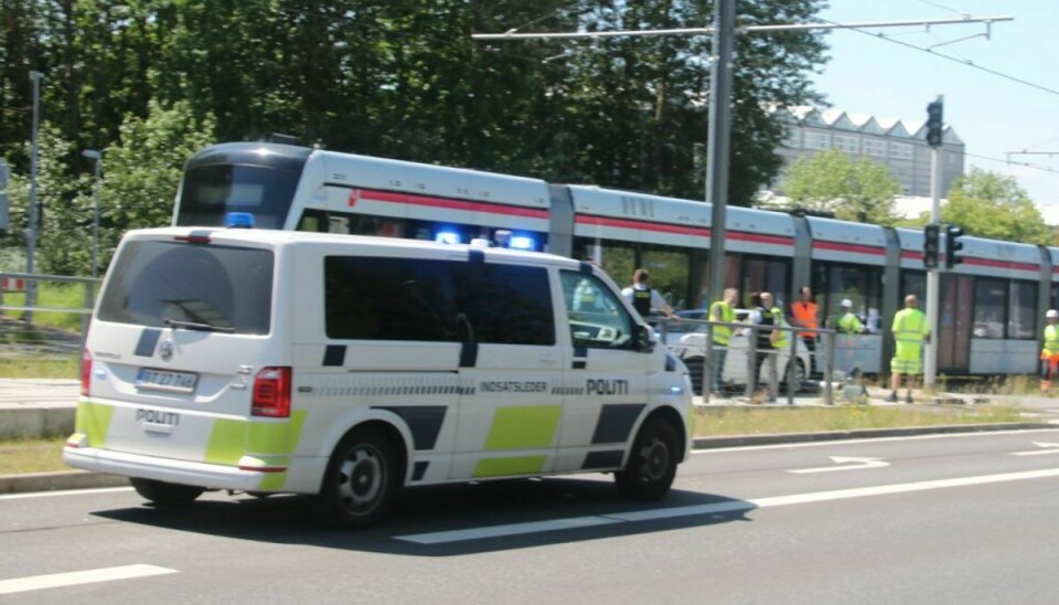 Et letbanetog og en personbil er stødt sammen i det nordlige Aarhus. Foto: Presse-fotos.dk.