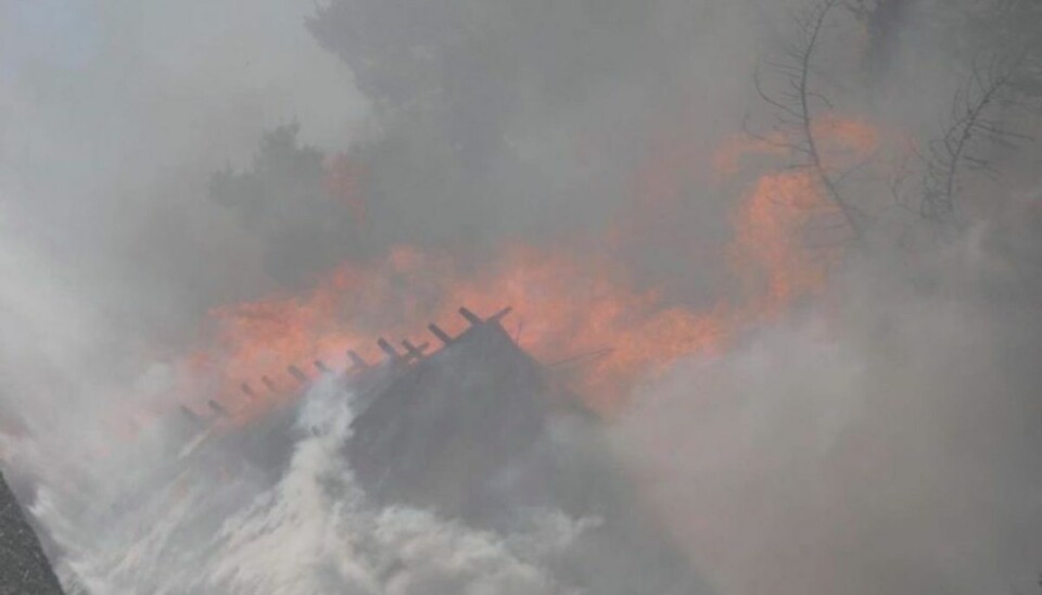 Vild brand i stråtækt hus: Pas på røgen En brand i en stråtækt længe er svær for brandvæsenet at få bugt med. Foto: Presse-fotos.dk.