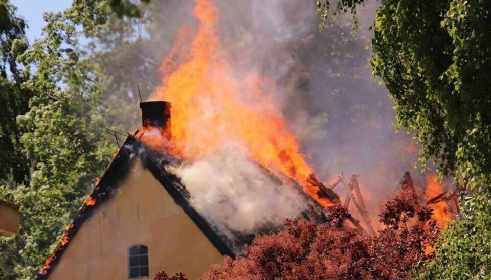 En brand i en stråtækt længe er svær for brandvæsenet at få bugt med. Foto: Presse-fotos.dk. En brand i en stråtækt længe er svær for brandvæsenet at få bugt med. Foto: Presse-fotos.dk.