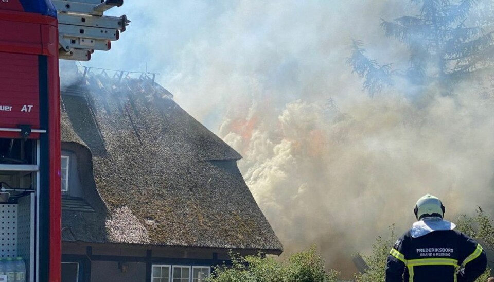 En brand i en stråtækt længe er svær for brandvæsenet at få bugt med. Foto: Presse-fotos.dk. En brand i en stråtækt længe er svær for brandvæsenet at få bugt med. Foto: Presse-fotos.dk.