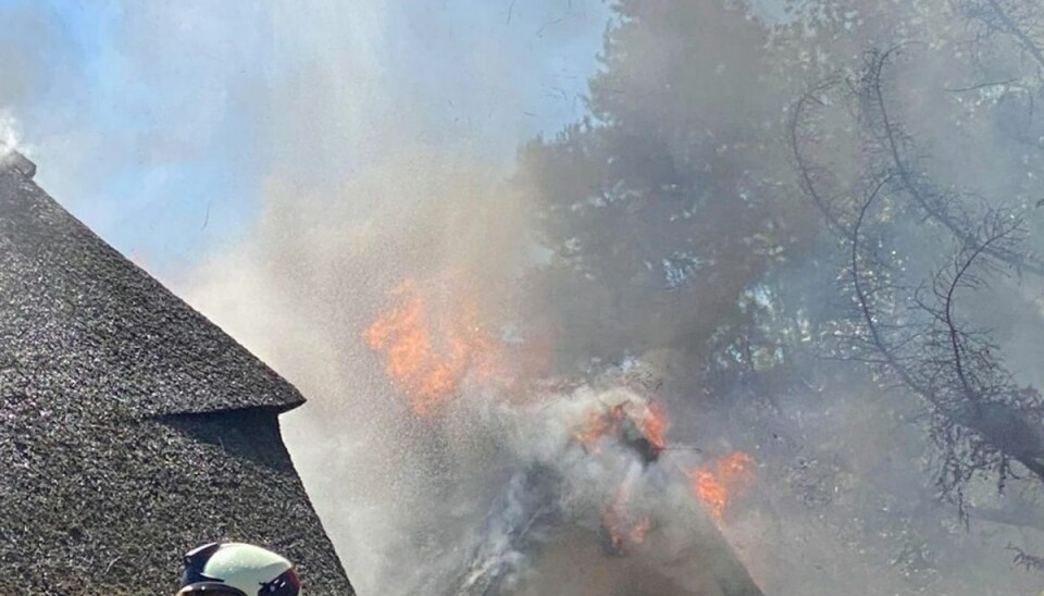 En brand i en stråtækt længe er svær for brandvæsenet at få bugt med. Foto: Presse-fotos.dk. En brand i en stråtækt længe er svær for brandvæsenet at få bugt med. Foto: Presse-fotos.dk.