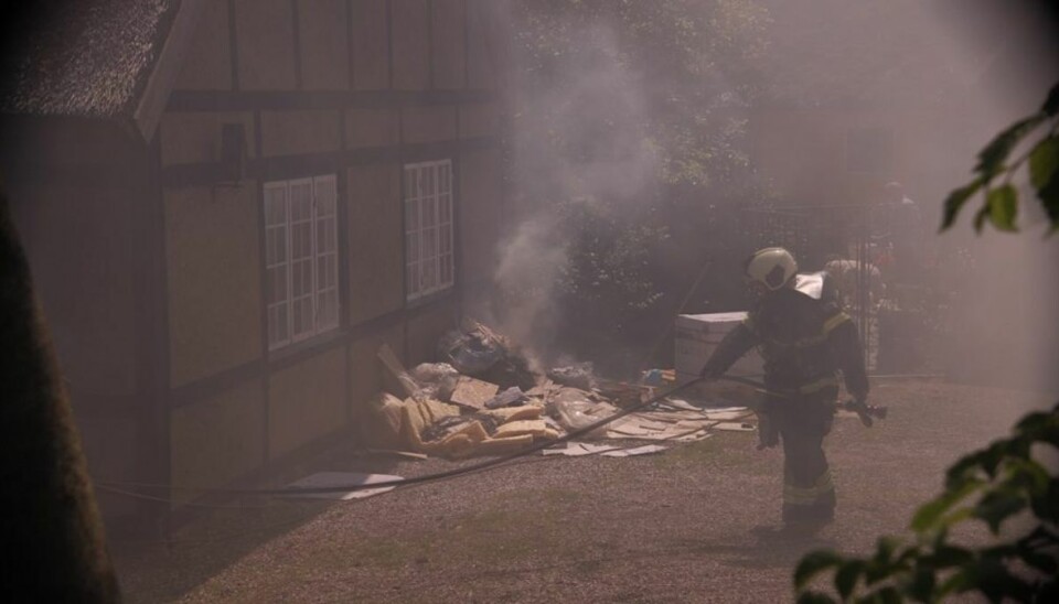 En brand i en stråtækt længe er svær for brandvæsenet at få bugt med. Foto: Presse-fotos.dk. En brand i en stråtækt længe er svær for brandvæsenet at få bugt med. Foto: Presse-fotos.dk.