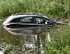 Her er den forulykkede bil i søen. Foto: Presse-fotos.dk. SE DET TRÆ BILEN FLÆKKEDE I BUNDEN AF ARTIKLEN