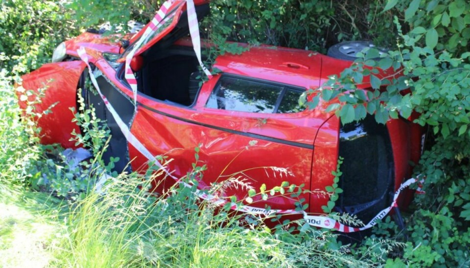 Bilen kørte af vejen og endte på siden i grøften. Foto: Presse-fotos.dk