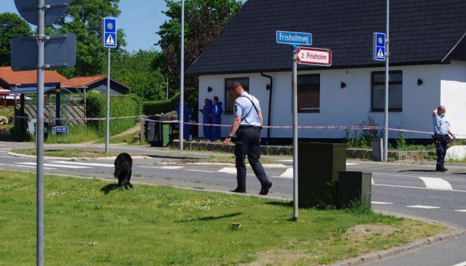 Død mand i villa: To personer sigtet To mænd er blevet anholdt i sagen, hvor en person blev fundet død i en villa i Salten. De sigtes for vold med døden til følge. Foto: Øxenholt Foto