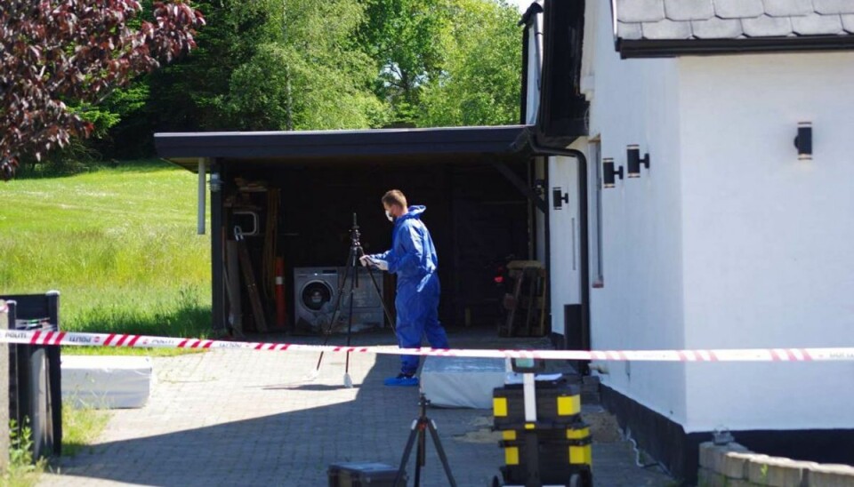 Retsmedicinere og kriminalteknikere undersøgte villaen, hvor manden blev fundet. Foto: Øxenholt Foto Retsmedicinere og kriminalteknikere undersøgte villaen, hvor manden blev fundet. Foto: Øxenholt Foto
