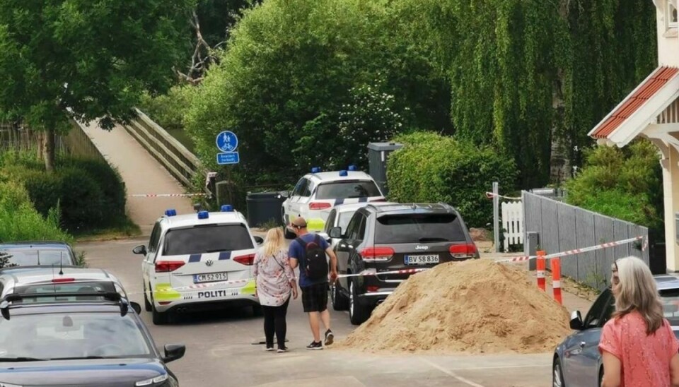 Politiet måtte spærre et større område af, fordi granaten skulle sprænges på stedet. Foto: Presse-fotos.dk