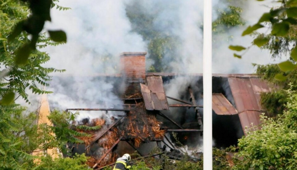 Dte var et voldsomt uvejr, der var skyld i at, der gik ild i taget på en gammel skole i Sæby. Foto: Presse-fotos.dk