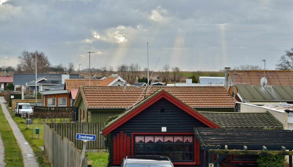 Sommerhuse er blevet populære, nu hvor mange danskere bliver hjemme. De er også populære blandt svindlere. I artiklen kan du se, hvordan du sikkert lejer et sommerhus. Foto: Colourbox.