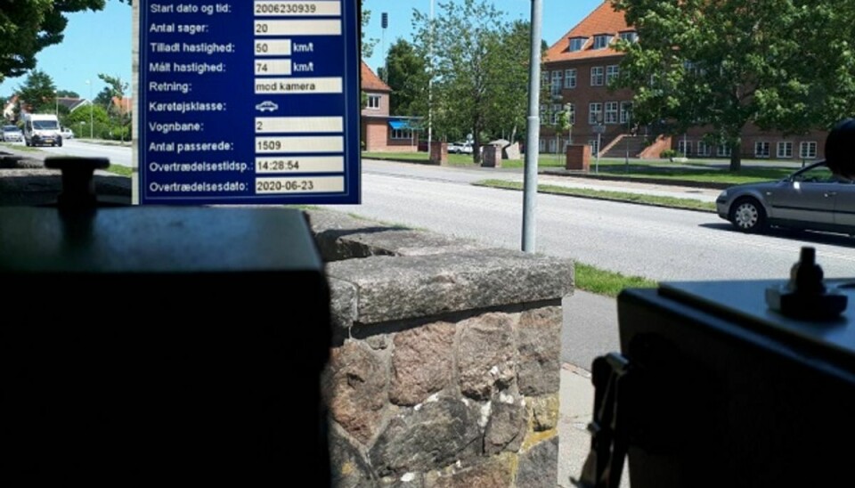74 kilometer i timen, med mobilen for øret. Det kostede en bilist to klip. Foto: Syd- og Sønderjyllands Politi.