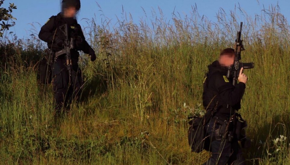 Politiet var mødt talstærkt op for at anholde manden. Foto: Presse-fotos.dk Politiet var mødt talstærkt op for at anholde manden. Foto: Presse-fotos.dk