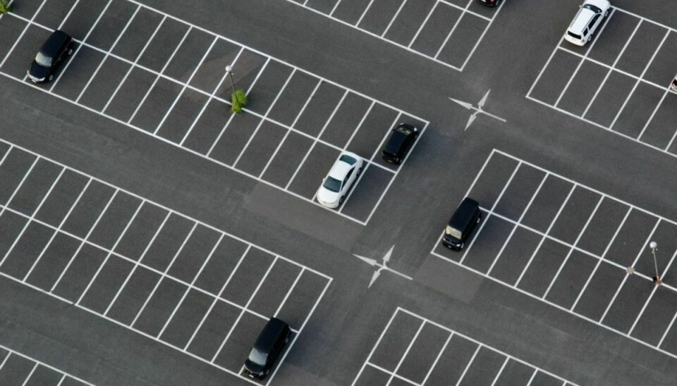 Dommen betyder, at parkeringsvagter skal holde øje med, hvor længe en bil holder stille, før de udsteder en afgift. Genrefoto.
