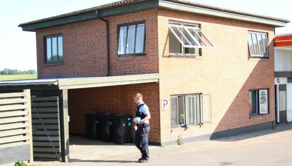 Manden blev anholdt stille og rolig ved sin bolig. Foto: Presse-fotos.dk Manden blev anholdt stille og rolig ved sin bolig. Foto: Presse-fotos.dk