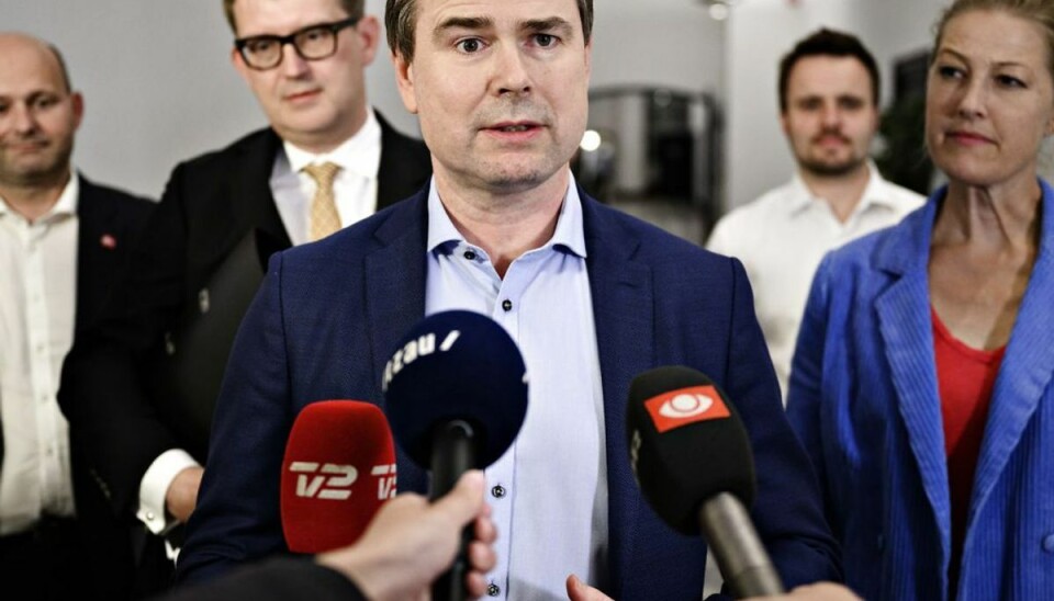 Finansminister Nicolai Wammen (S) samt Søren Pape Poulsen (KF), Troels Lund Poulsen (V), Sofie Carsten Nielsen (RV) og erhvervsminister Simon Kollerup (S) efter forhandlinger om økonomisk sommerpakke, i Finansministeriet,d er resulterede i at over 60 milliarder kroner i feriepenge er på vej tilbage i borgernes lommer. Foto: Philip Davali/Ritzau Scanpix.