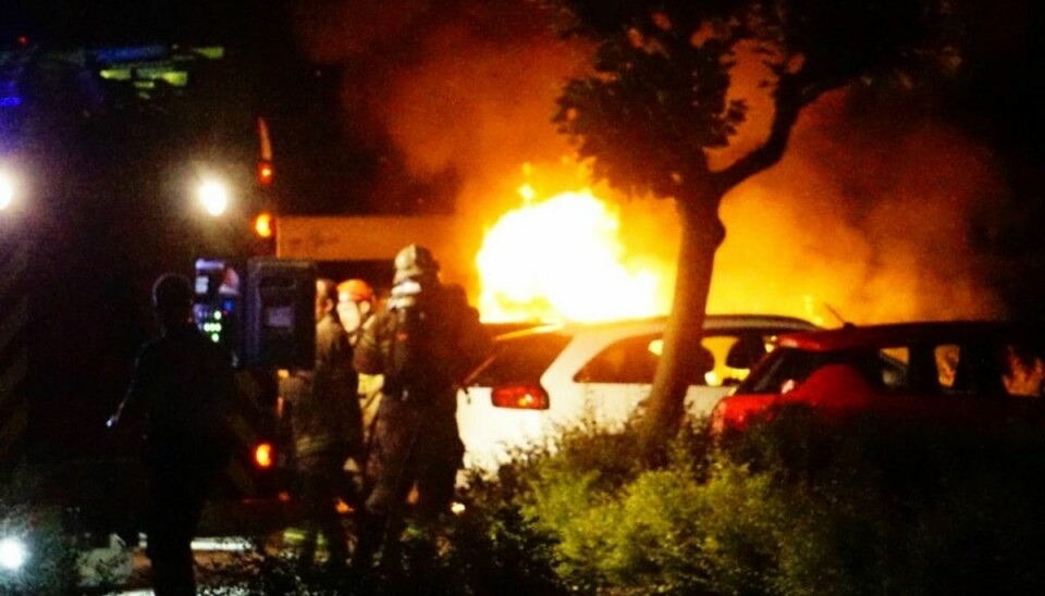 Østjyllands Politi mener, at der er tale om en påsat brand, da en bil stod i flammer søndag aften i Aarhus Vest. Foto: Presse-fotos.dk
