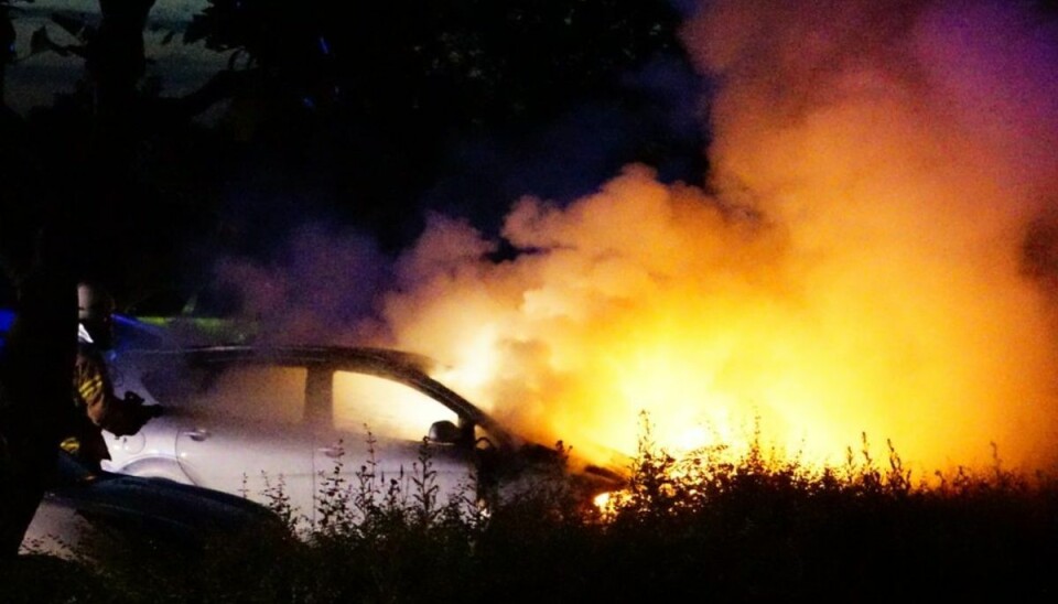 De indledende undersøgelser tyder på, at bilbranden er påsat, oplyser politiet. Foto: Presse-fotos.dk De indledende undersøgelser tyder på, at bilbranden er påsat, oplyser politiet. Foto: Presse-fotos.dk