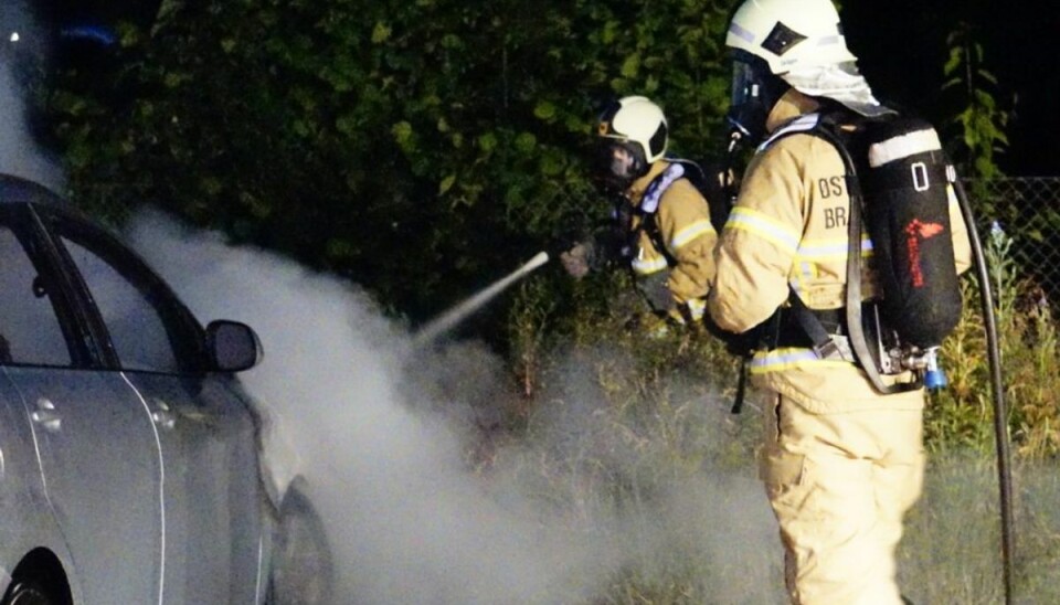 En bil ved siden af den brændende havde fået knust en rude, men var ikke brudt i brand. Foto: Presse-fotos.dk