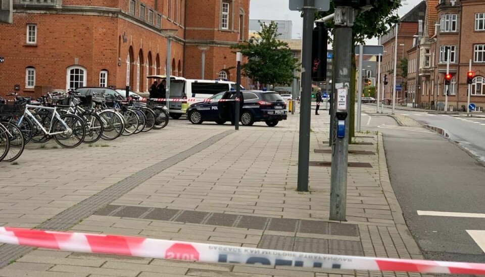 Flere har været i slagsmål, og politiet har spærret stort område af. Foto: Presse-fotos.dk