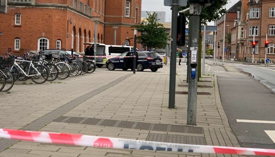 Stor afspærring foran banegård Flere har været i slagsmål, og politiet har spærret stort område af. Foto: Presse-fotos.dk