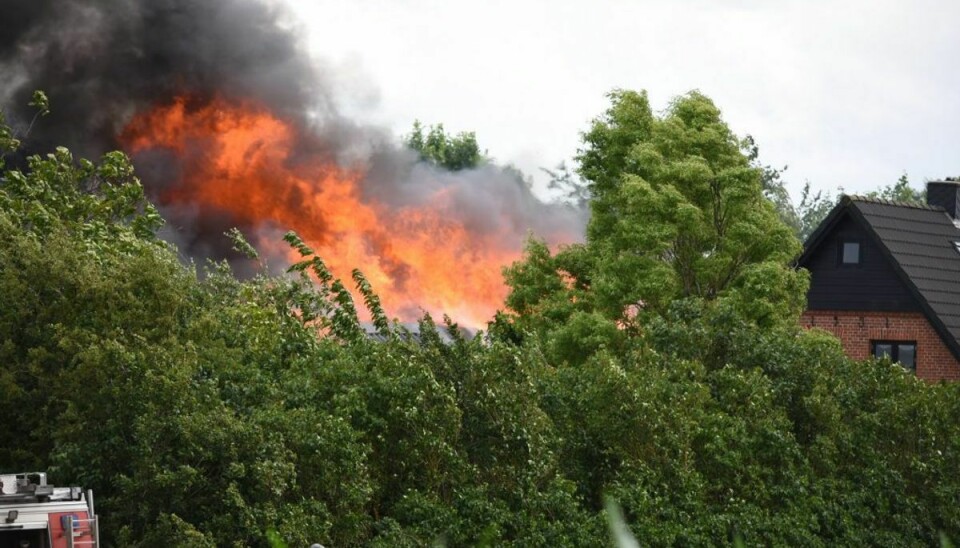 Branden bredte sig fra carporten til beboelsesejendommen. Der brændte ned. Foto: Presse-fotos.dk