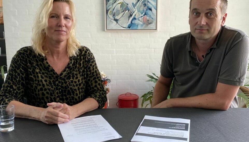 Bente Stenstrup og Jan Kjær Jensen har mistet hver deres far på Demenscenter Aarhus. Begge tror, at massiv omsorgssvigt accellererede processen. Foto: TV2 Østjylland.