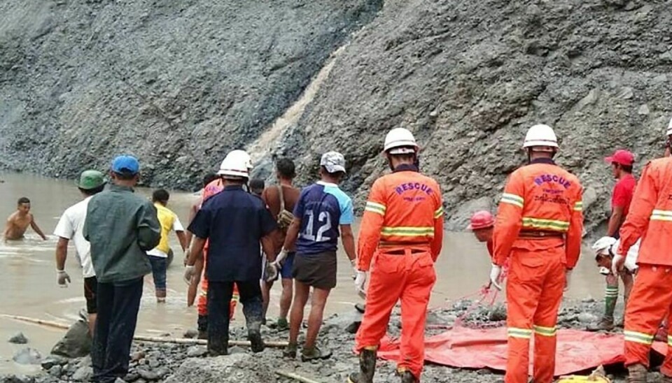 Mindst 100 personer er døde i forbindelse med et mudderskred, der torsdag ramte en mine i det nordlige Myanmar. Foto: Scanpix. SE ET BILLEDE MERE FRA REDNINGSAKTIONEN LÆNGERE NEDE I ARTIKLEN
