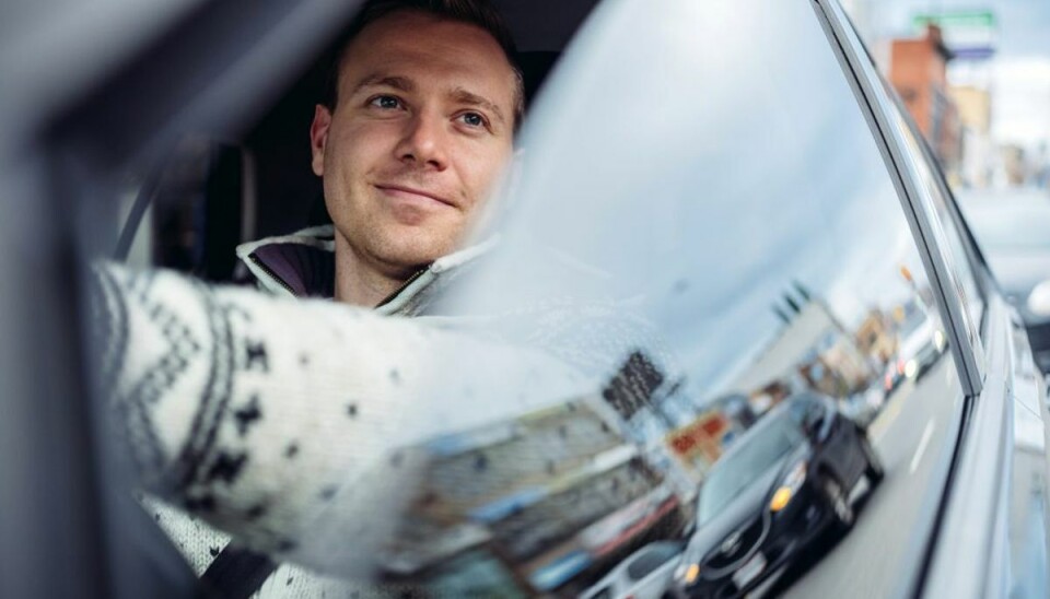 Når der er problemer med bilen og et værksted eller vejhjælp skal kontaktes, er det oftest også mandens job. Foto: Applus Bilsyn Når der er problemer med bilen og et værksted eller vejhjælp skal kontaktes, er det oftest også mandens job. Foto: Applus Bilsyn