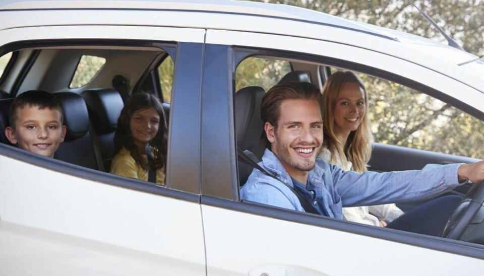 Når bilen skal pakkes, bliver det gjort i forening mellem manden og kvinden. Foto: Applus Bilsyn