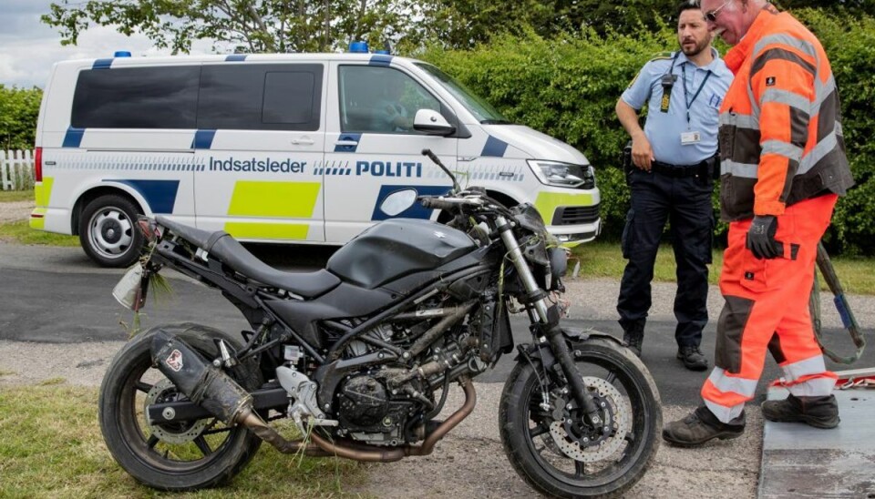 Kørt med eskorte: Motorcyklist alvorligt kvæstet En 22-årig kvindelig motorcyklist er kommet alvorligt til skade. Hun kørte sammen med en personbil. Foto: Rasmus Skaftved