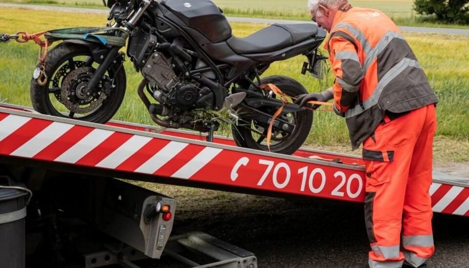 Motorcyklisten ville overhale en bil, der skulle dreje til ventre og kørte direkte ind i bilen. Foto: Rasmus Skaftved Motorcyklisten ville overhale en bil, der skulle dreje til ventre og kørte direkte ind i bilen. Foto: Rasmus Skaftved