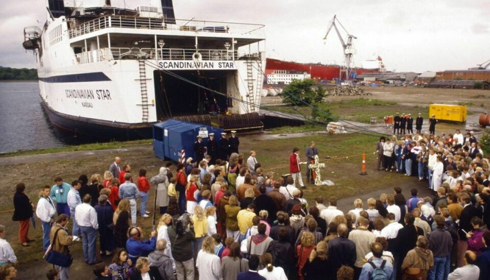 Mindehøjtidelighed i København ved den udbrændte færge Scandinavian Star. Ved branden d. 7. april 1990 omkom 158 mennesker.