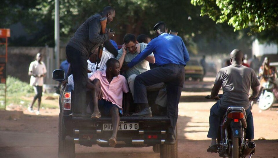 Her evakueres en flok af de gidsler, der i timevis var fanget på et hotel i Mali. Foto: HABIBOU KOUYATE/Scanpix