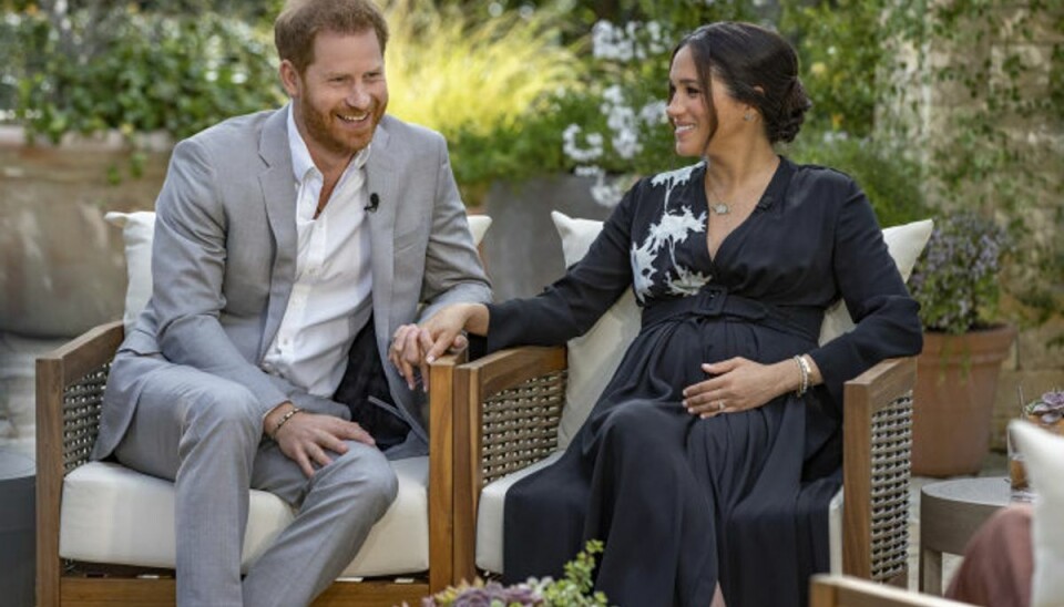 Harry og Meghan knalder døren i Natten til mandag dansk tid er et interview med prins Harry og Meghan blevet sendt. Her forholdt de sig stærkt kritiske over for det britiske kongehus. Foto: Joe Pugliese/Scanpix