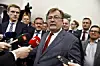 Claus Hjort Frederiksen kommer ud og præsenterer resultaterne af finanslovsforhandlingerne i Finansministeriet. Foto: Liselotte Sabroe/Scanpix.