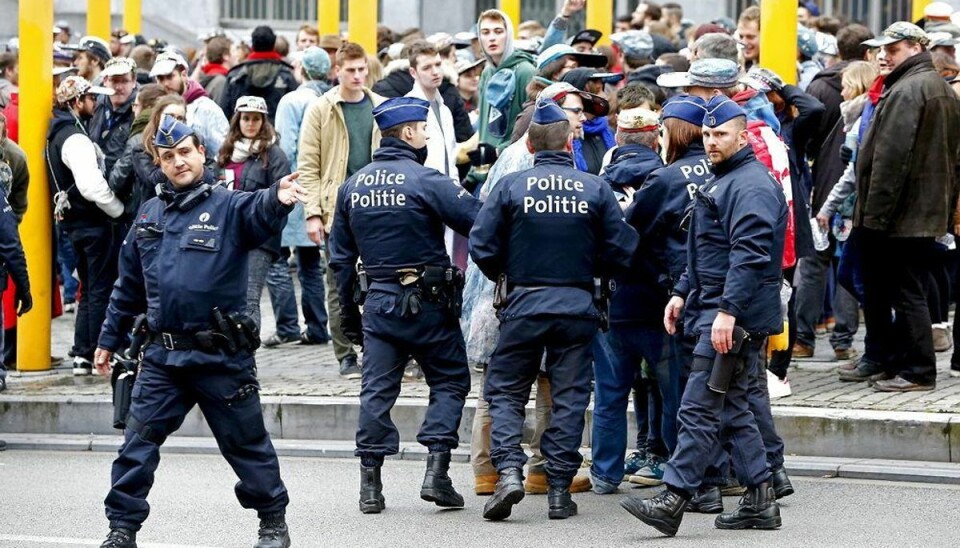 Terror-beredskabet i Bruxelles hævet til højeste niveau I den belgiske hovedstad, Bruxelles, er terror-beredskabet i højeste alarmnuveau – myndigheder advarer samtidig mod, at man befinder i store grupper på offentlige steder, fordi der er en »seriøs og umiddelbar trussel« mod hovedstaden, skriver Reuters. Yves Herman/Scanpix.