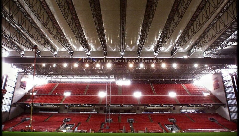 Sneen kommer ikke til at påvirke dagens superliga-kamp i Parken, hvor tages rulles ud. Arkivfoto: Scanpix.