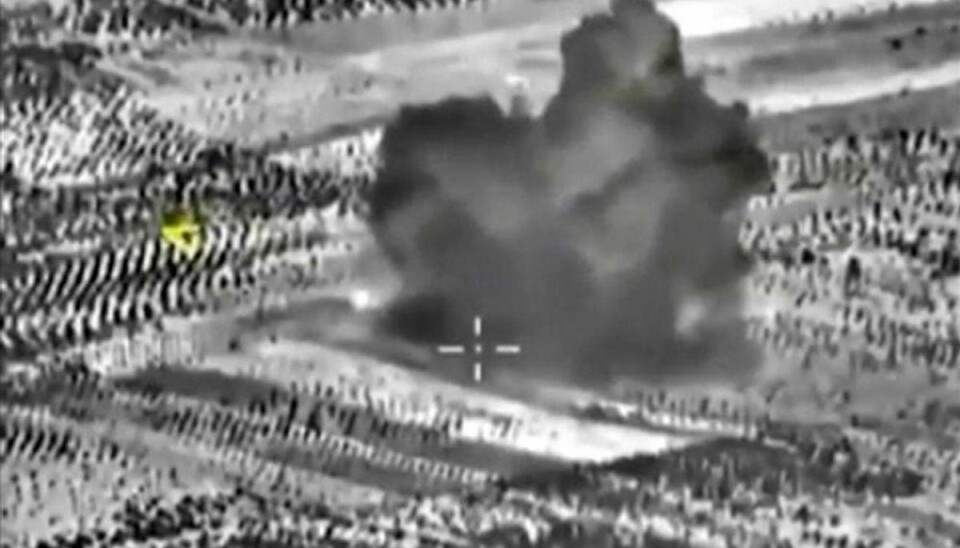 Storbritannien støtter op om Frankrigs optrapning i Syrien og Irak mod Islamisk Stat. Her er det en russisk bombe, der rammer et mål i Syrien i starten af oktober. Foto: Scanpix