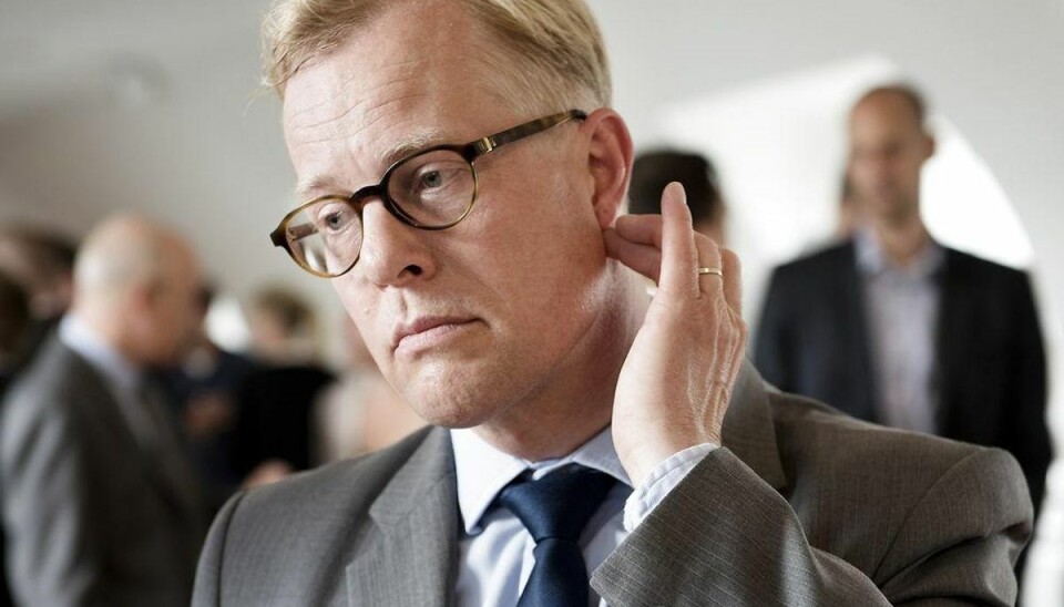 Carl Holst søger orlov fra Folketinget efter “turbulente måneder” Nedturen er total for folketingsmedlem Carl Holst. Nu søger han om orlov fra Folketinget efter det, han kalder “turbulente måneder”. Foto: Linda Kastrup/Scanpix