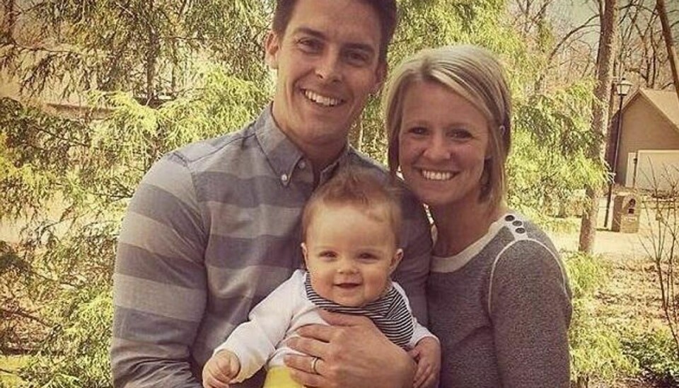 Den kun 28-årige gravide præstekone, Amanda Blackburn, der her er fotograferet med sin mand og deres et-årige søn, Weston, blev fundet dræbt med tre skud liggende afklædt i en blodpøl i entreen. Foto: Resonate Church.
