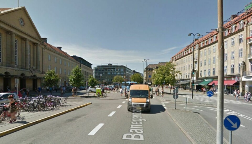 Banegårdspladsen i Aarhus kan blive bilfri som et led i etableringen af Letbanen. Foto: Google Streetview