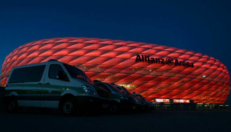 Politiet er massivt til stede ved Allianz Arena, hvor FC Bayern München tirsdag tager i mod Olympiakos. Inde på banen lover Bayern-træner Guardiola sin Arsenal-kollega, at tyskerne vil gøre, hvad de kan for at slå grækerne. Foto: CHRISTOF STACHE/Scanpix