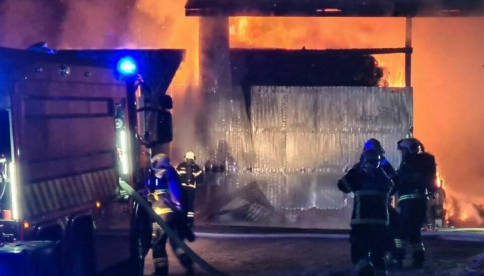 Det brænder kraftigt på en gård i Bjert ved Kolding, og brandfolk fra TrekantBrand er massivt til stede. KLIK VIDERE OG SE FLERE BILLEDER. Foto: presse-fotos.dk