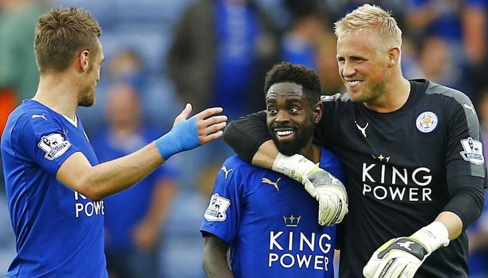 Overraskende succes: Premier League-døgnflue fører ligaen Det er ikke mindst på grund af liga-topscorer Jamie Vardy (tv.), at Nathan Dyer og danske Kasper Schmeichel (th.) kan kalde sig førerhold i Premier League. Foto: Darren Staples/Scanpix