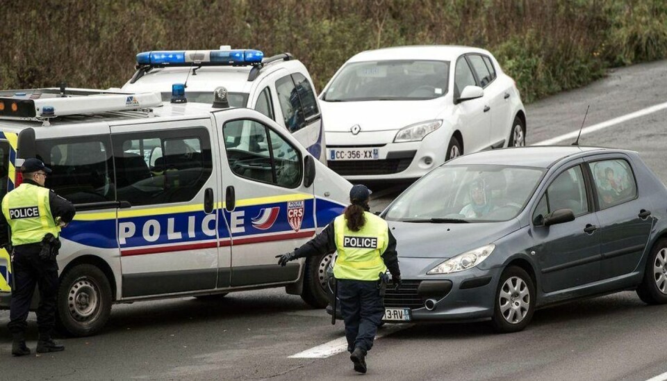 Tolder skudt ihjel under en våbenransagning En tolder er blevet skuddræbt under en ransagning ved den fransk-belgiske grænse, hvor omfattende ransagninger har fundet sted siden terrorangrebet i Paris den 13. november. Foto: PHILIPPE HUGUEN