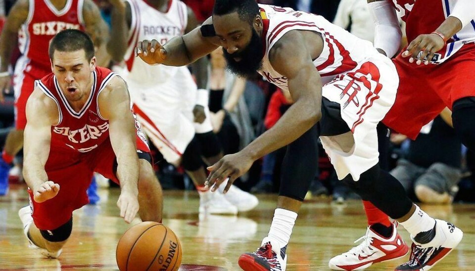 NBA-hold sætter vild rekord Det har været ren udtur for T.J. McConnell (tv.) og Philadelphia 76ers i denne sæson. Det har kastet en lidet flatterende hæder af sig. Senest tabte holdet på udebane til James Harden og Houston Rockets. Foto: Scott Halleran/Scanpix