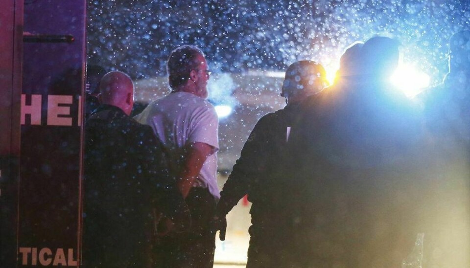 Med en riffel begik en mand et attentat mod en abortklinik i Colorado Springs i USA. Han blev efter fem timers gidseldrama anholdt. Inden da nåede han at dræbe to civile og en betjent. Foto: Isaiah J. Downing/Scanpix