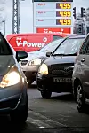 En liter diesel eller benzin koster 4,99 kr. pr. liter. Det skaber kø. Pressefoto.