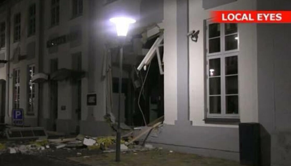 Bankens hæveautomat mangler i hullet i facaden. De to mænd, sigtet for tyveriet, manglede ifølge dem selv penge til julen. Foto: Local Eyes.