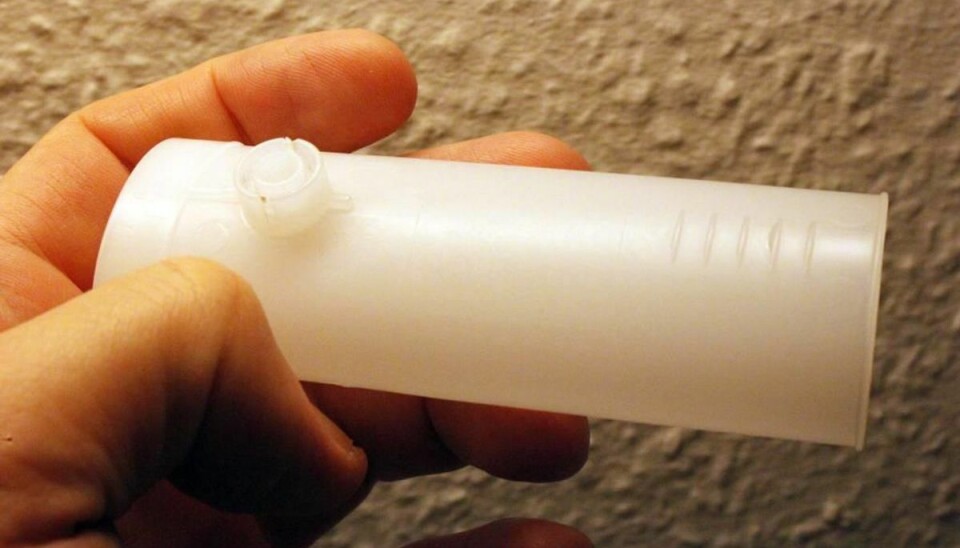 Ødelagte lunger skal opdages tidligere med pust i plastrør 360.000 danskere skal over de næste fire år skal have testet deres lungers funktionsevne ved et enkelt pust i sådan et plastikrør hos lægen. Foto: Elo Christoffersen.